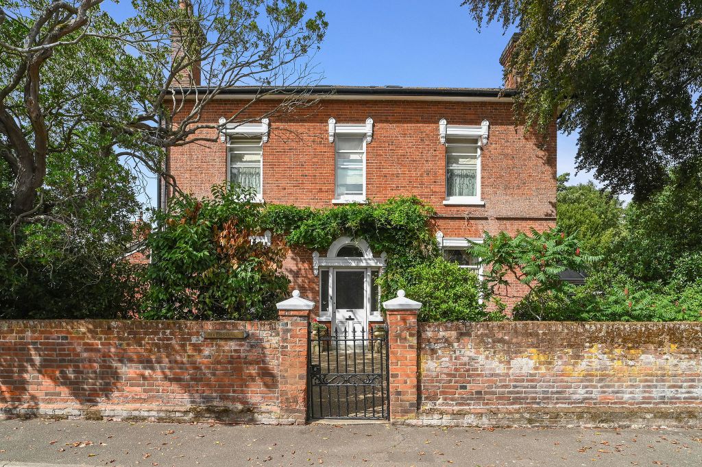 Property photo 1 of 32