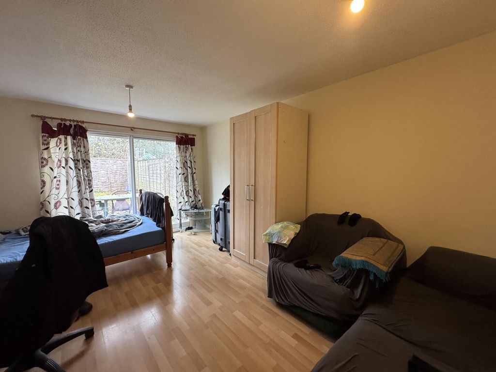 Property photo 2 of 11 Living Room