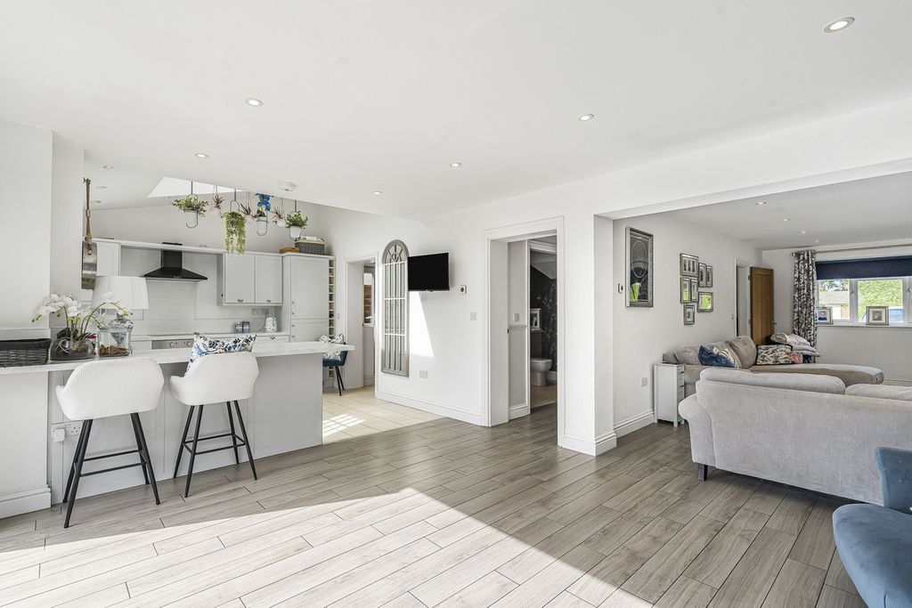 Property photo 3 of 27