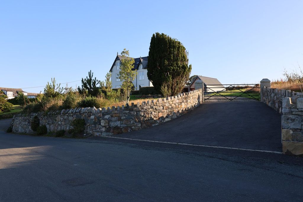 Property photo 3 of 33