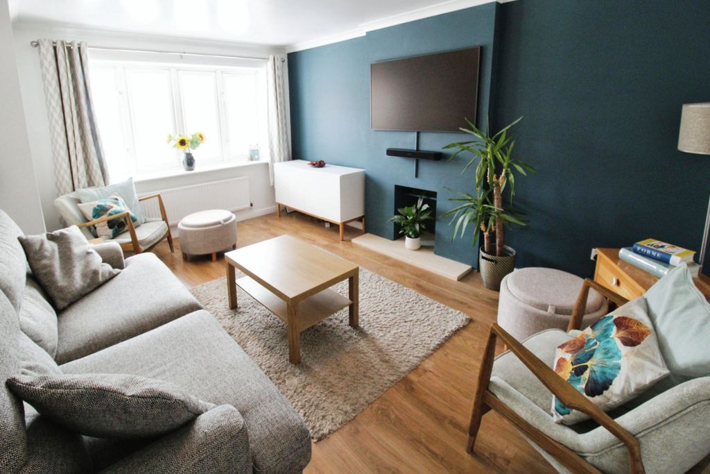 Property photo 3 of 18 Lounge