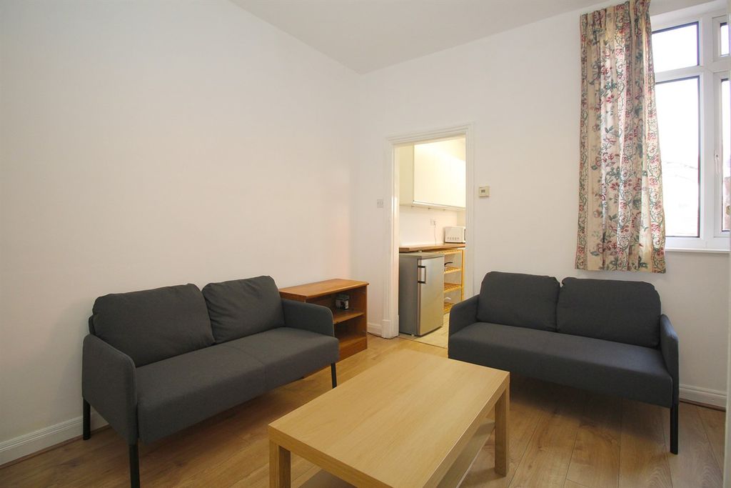 Property photo 1 of 26 Lounge