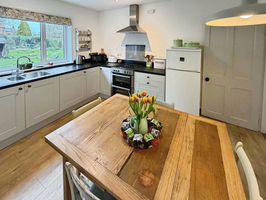 Property photo 3 of 27 d5E828E2-Kitchen
