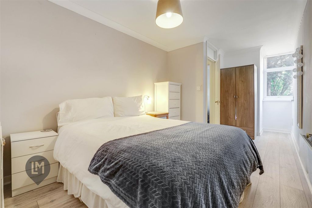 Property photo 3 of 6 Roxburgh Court