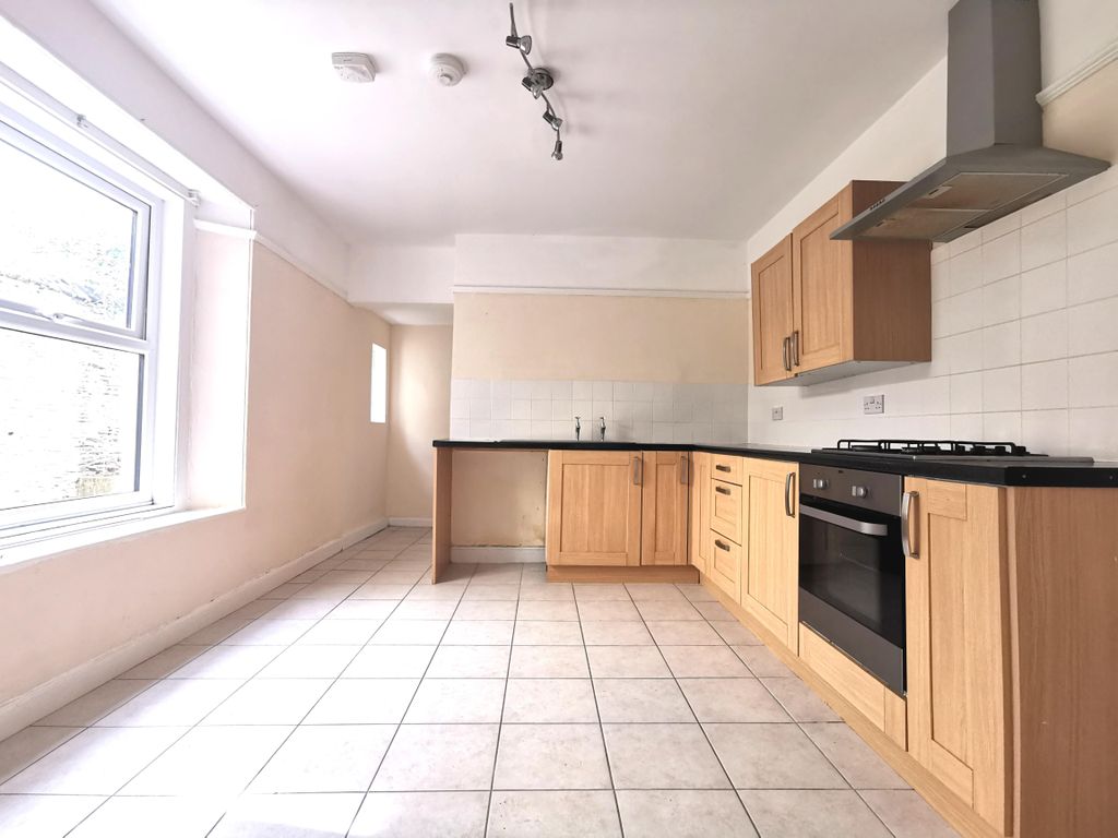 Property photo 1 of 7 Kitchen