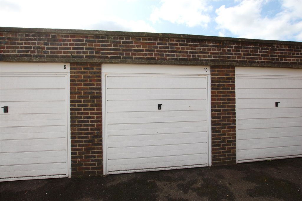 Property photo 1 of 1 Garage