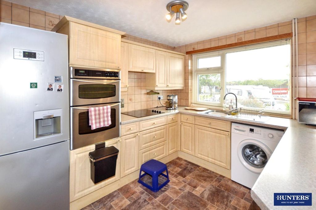 Property photo 3 of 7 Kitchen