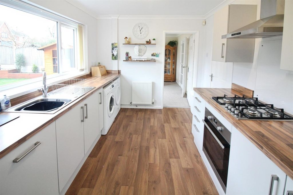 Property photo 2 of 16 Kitchen