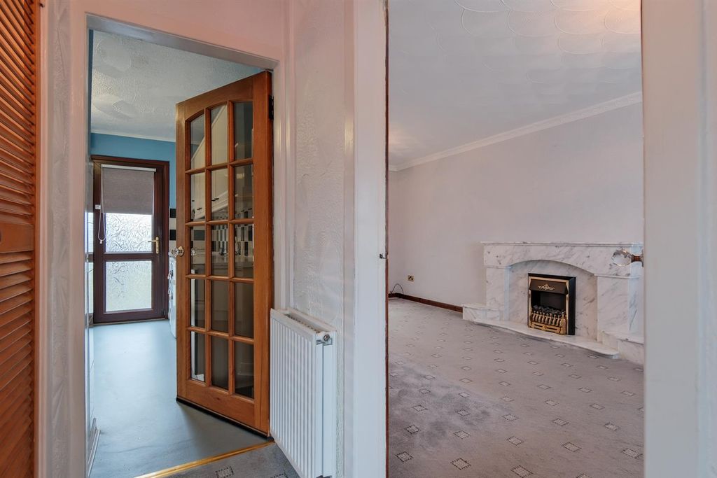 Property photo 3 of 32 002-142 Meadowhead Road ML2 7Uw.Jpg