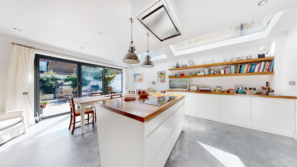 Property photo 2 of 21 26 Rotherwood Road