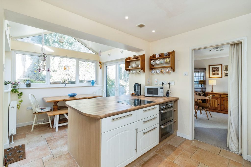 Property photo 3 of 25 Kitchen/Breakfast