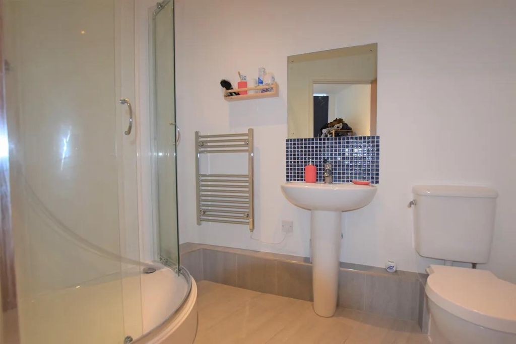 Property photo 3 of 26 Ensuite-Ezgif.Com-Webp-To-Jpg-Converter.Jpg