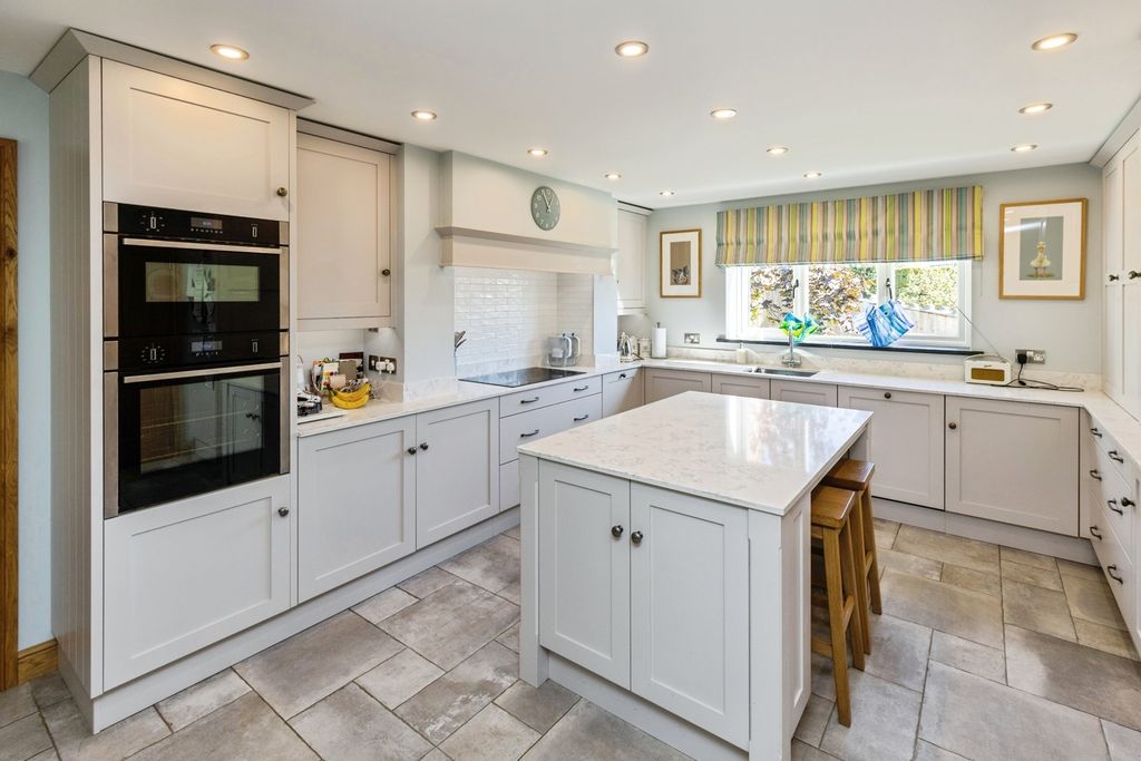 Property photo 3 of 26 Dining Kitchen
