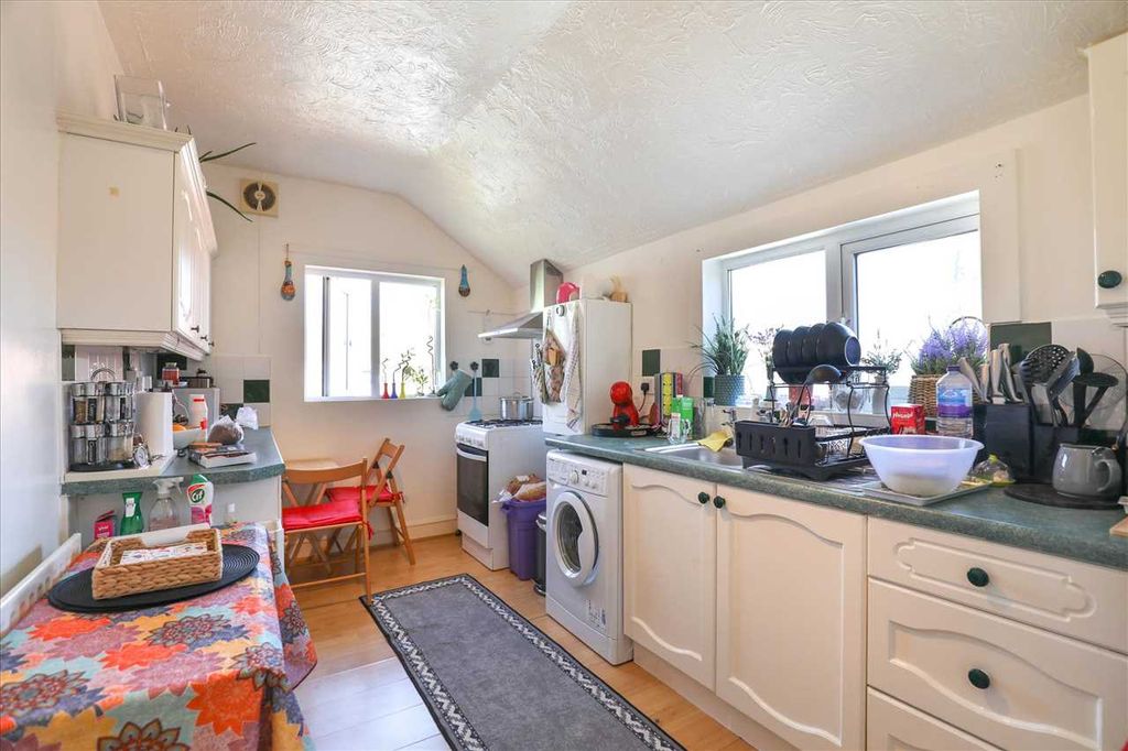 Property photo 3 of 6 Kitchen