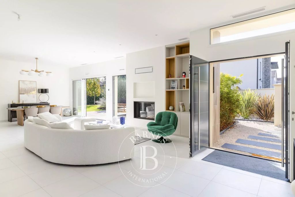 Property photo 2 of 23