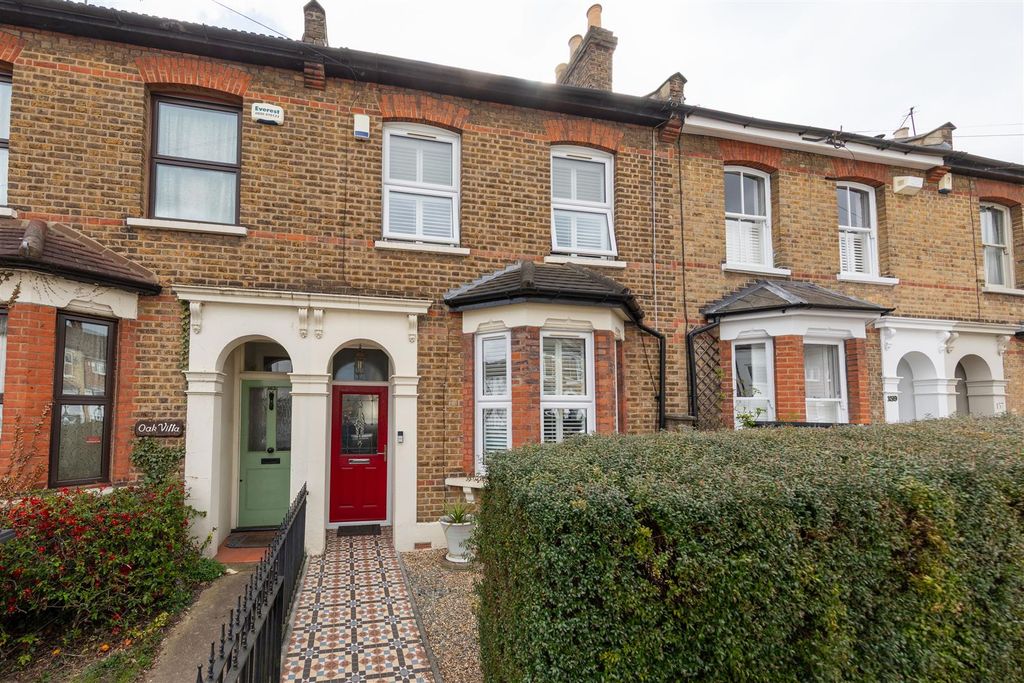 Property photo 1 of 31 Maybank Road, E18