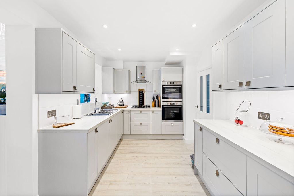 Property photo 3 of 18 Kitchen