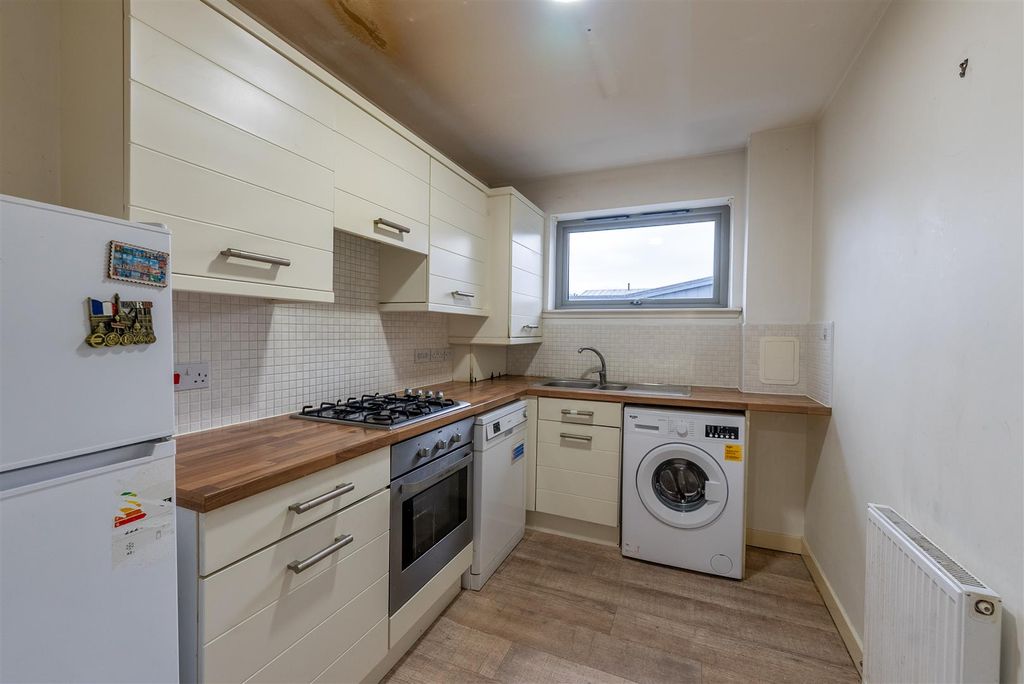 Property photo 3 of 31 Kitchen