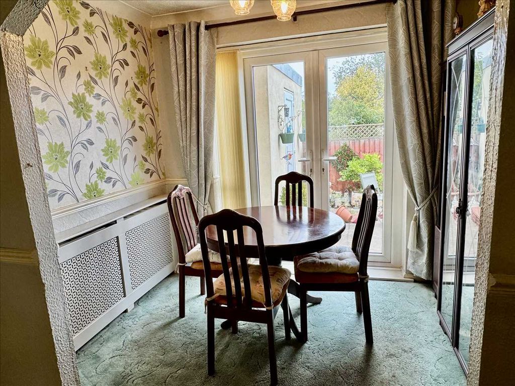 Property photo 3 of 11 Dining Area