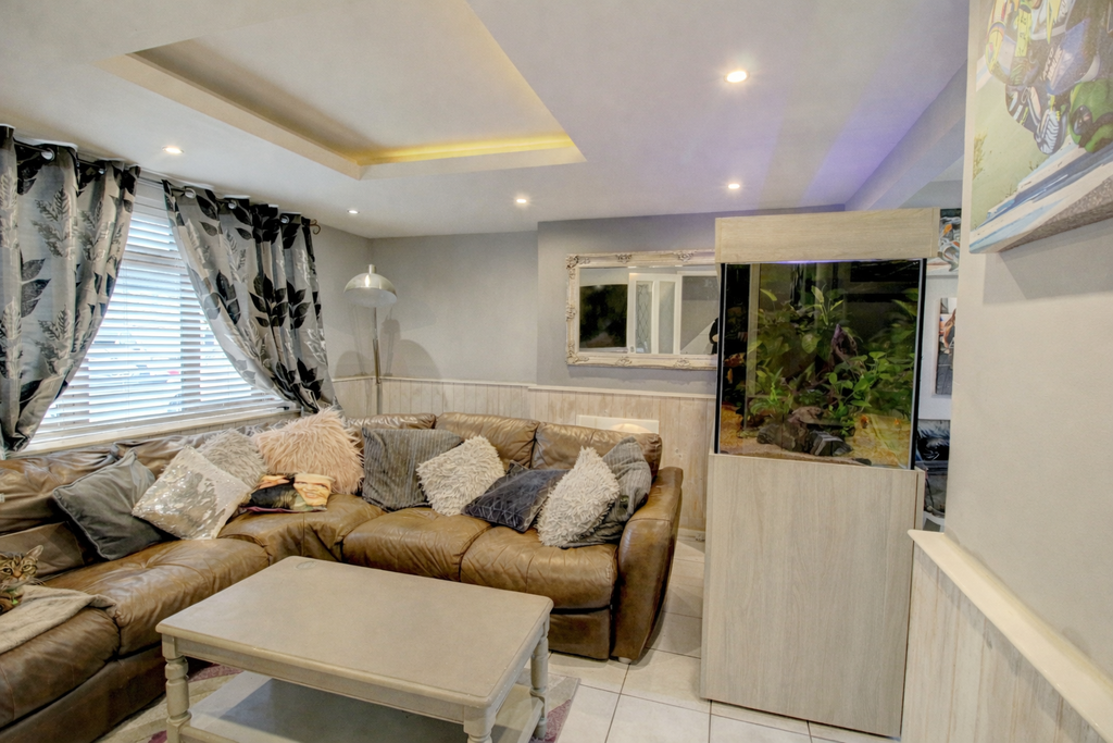 Property photo 3 of 14 Lounge