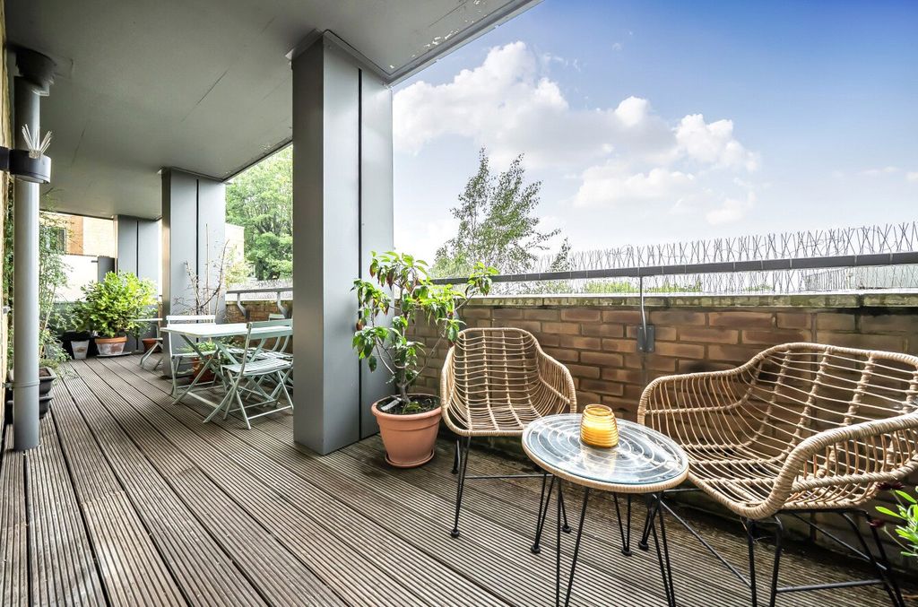 Property photo 3 of 17 Balcony