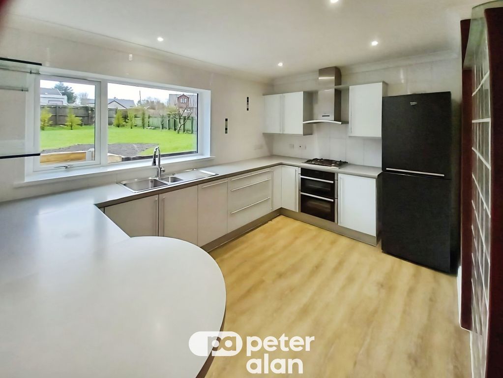 Property photo 3 of 11 Kitchen