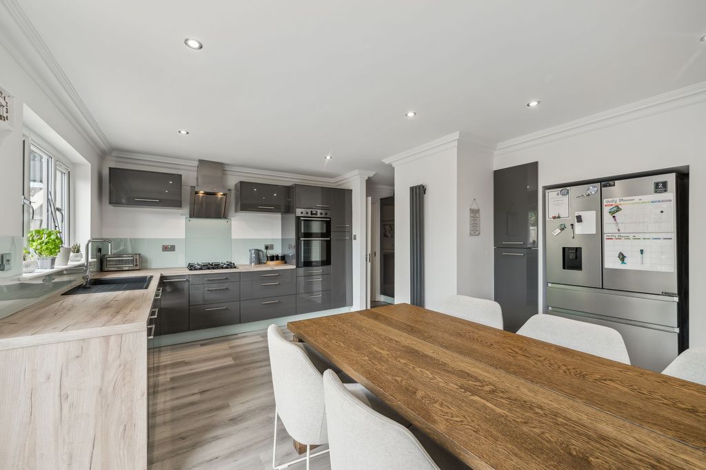 Property photo 3 of 34 Kitchen / Dining Area