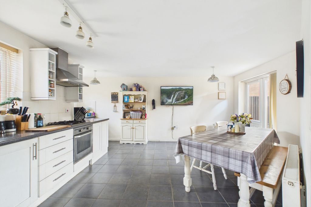 Property photo 3 of 13 Kitchen Diner 2