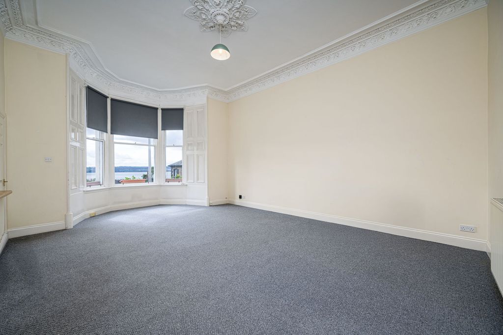Property photo 3 of 10 Lounge