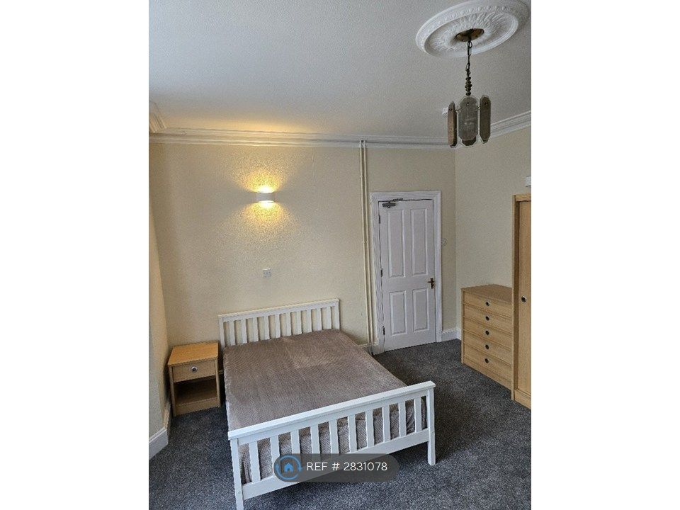 Property photo 3 of 13 Bedroom - Feature Light