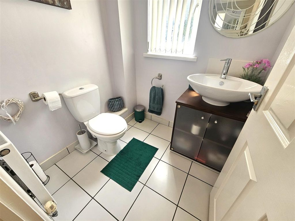 Property photo 3 of 22 Cloakroom.Jpg