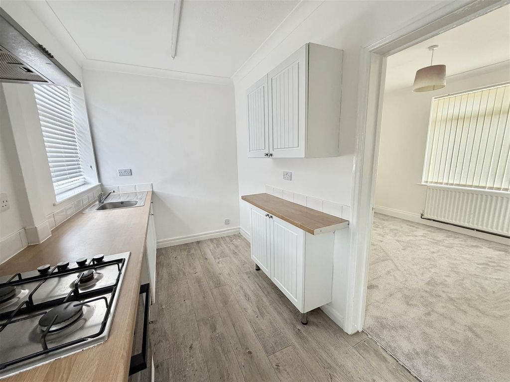 Property photo 3 of 10 Kitchen