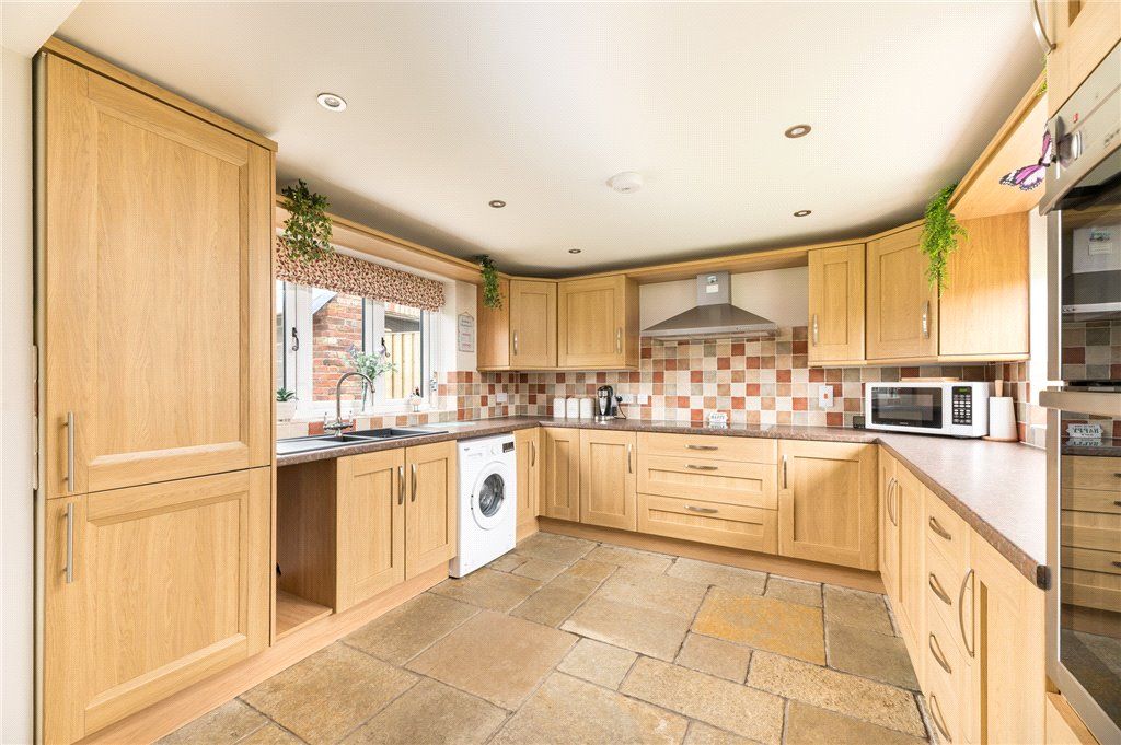 Property photo 3 of 31 Kitchen