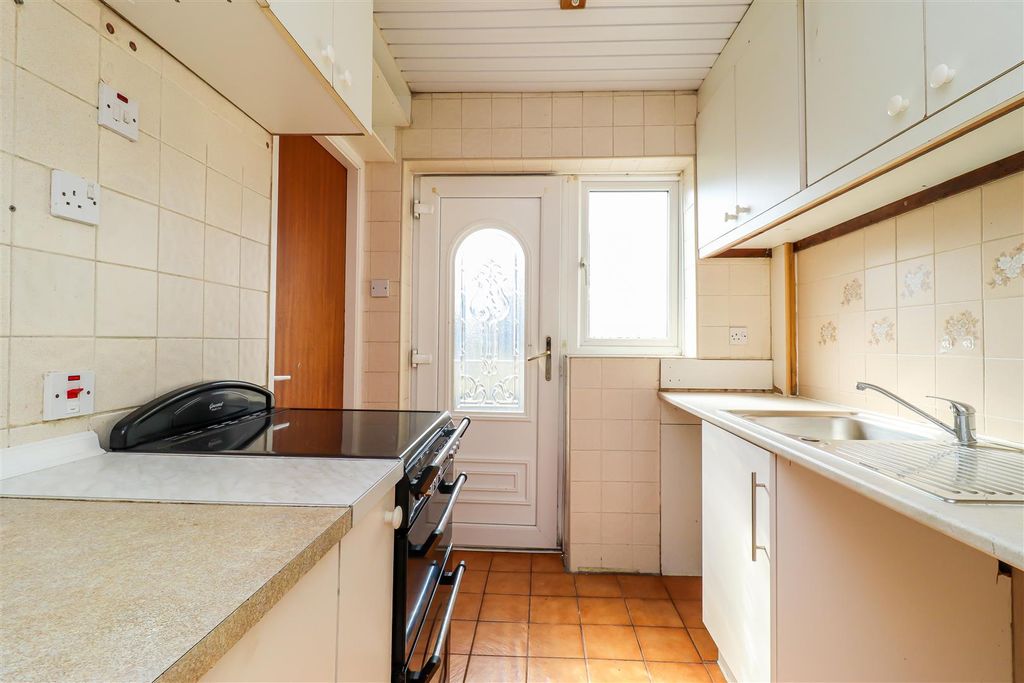 Property photo 3 of 11 Kitchen