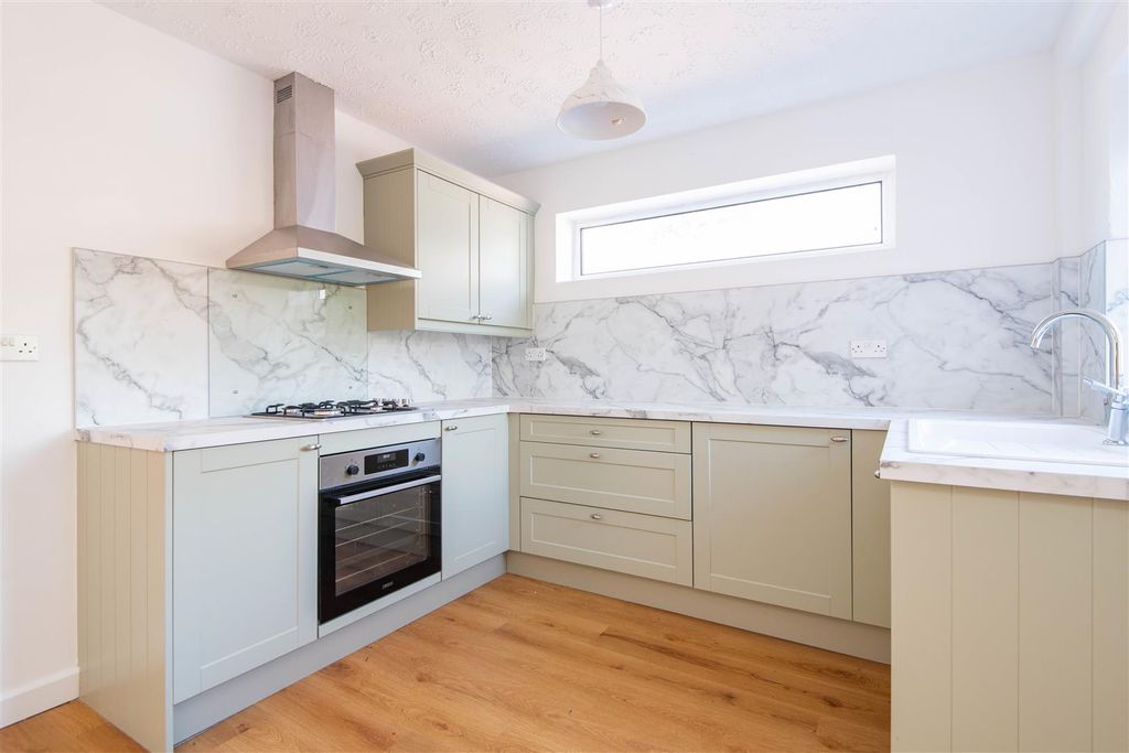 Property photo 3 of 20 Kitchen & Dining