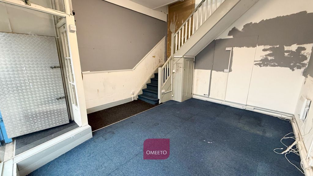 Property photo 3 of 6 Class E For Rent