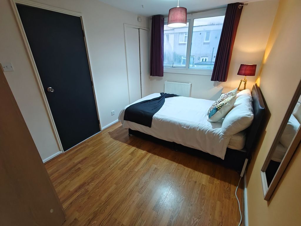Property photo 3 of 10 Neat Double Room With Large Window And Wood Floor...