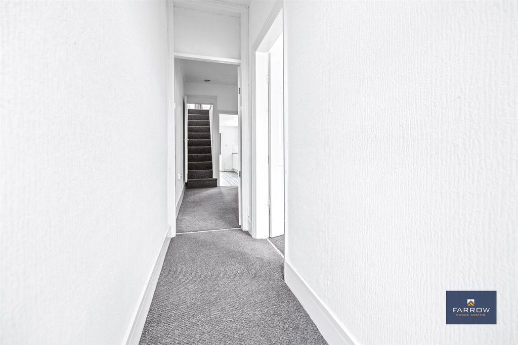 Property photo 2 of 22 Entrance Hallway