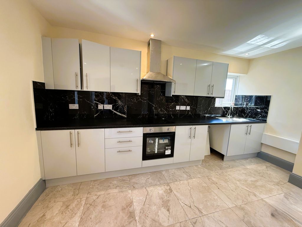 Property photo 1 of 11 3 Bedroom Semi-Detached House To Rent – Monarch Close, Feltham