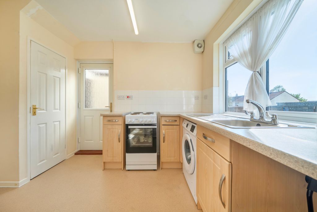 Property photo 3 of 18 Kitchen