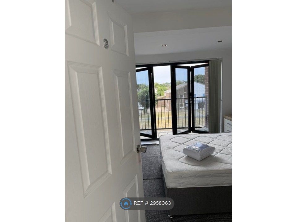 Property photo 1 of 9 Room 3 Double Bedroom
