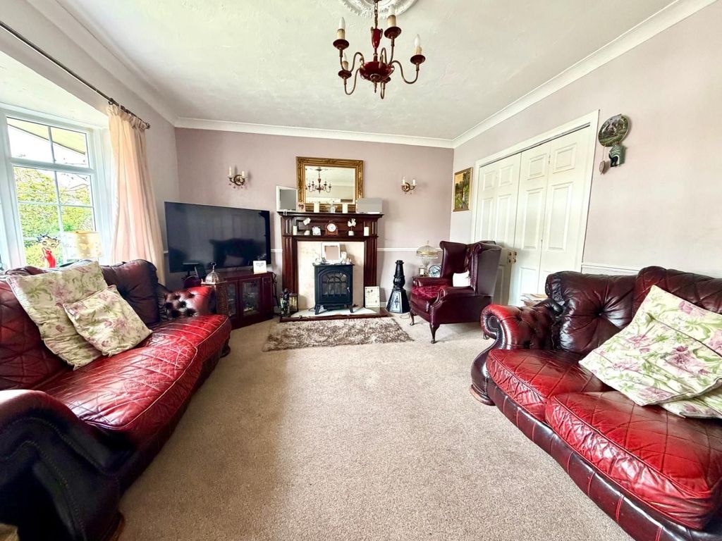 Property photo 2 of 10 Lounge