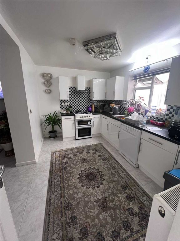 Property photo 3 of 7 Kitchen