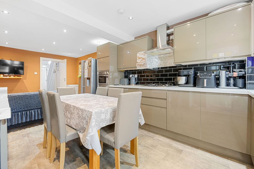 Property photo 2 of 32