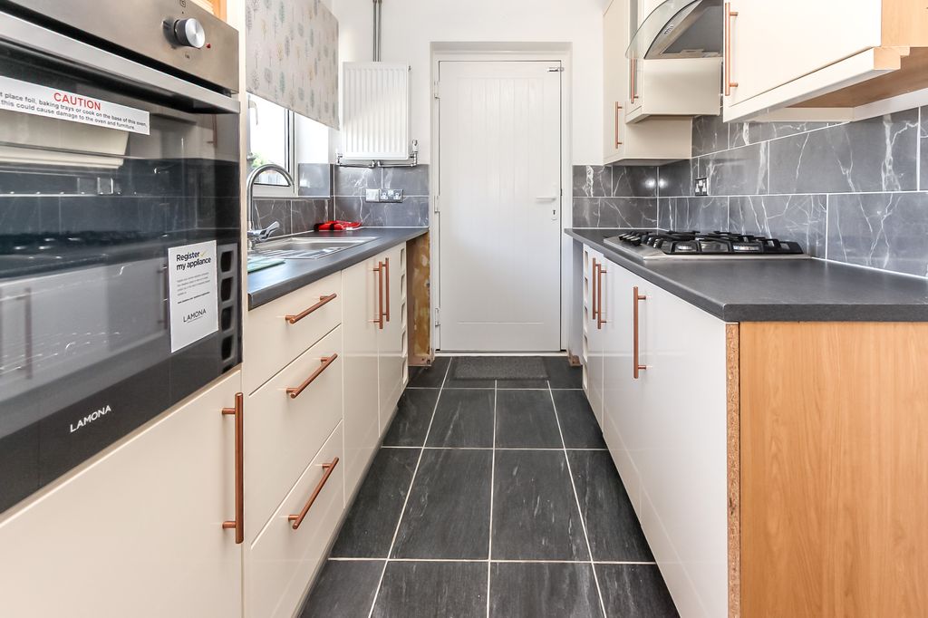 Property photo 3 of 7 Kitchen