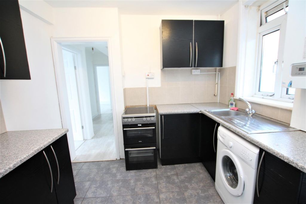 Property photo 2 of 7 Kitchen