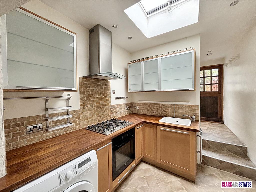 Property photo 3 of 11 Kitchen