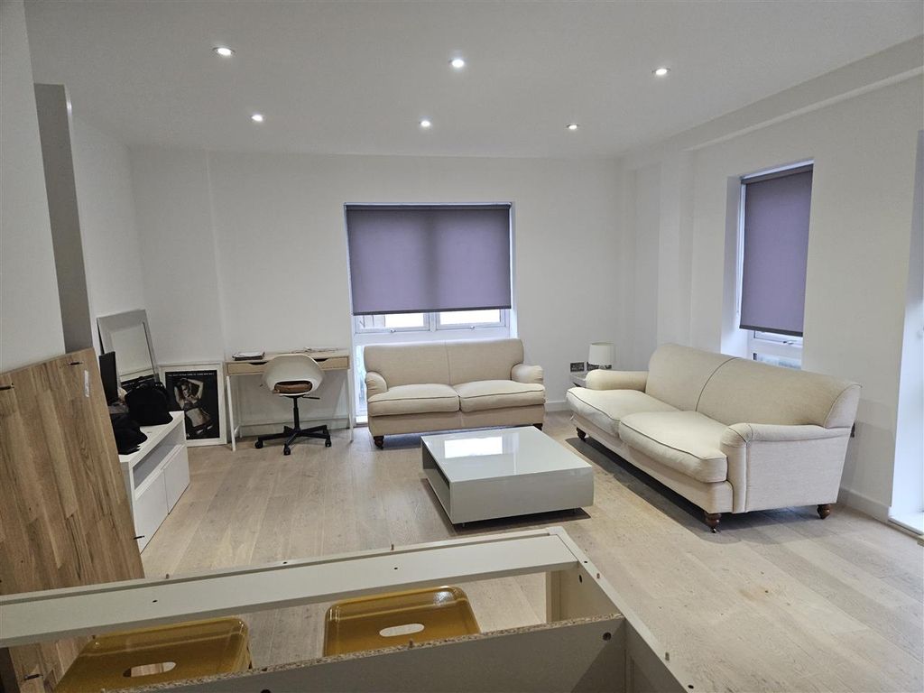 Property photo 3 of 12 Lounge Area