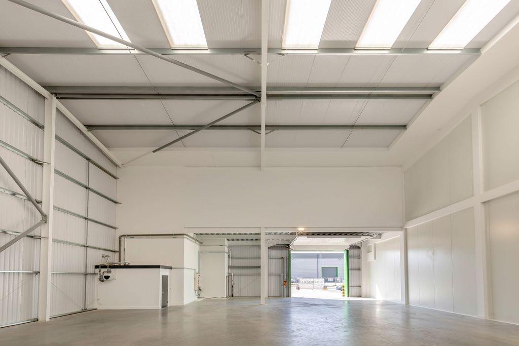 Property photo 3 of 16 8701388-Interior02-800