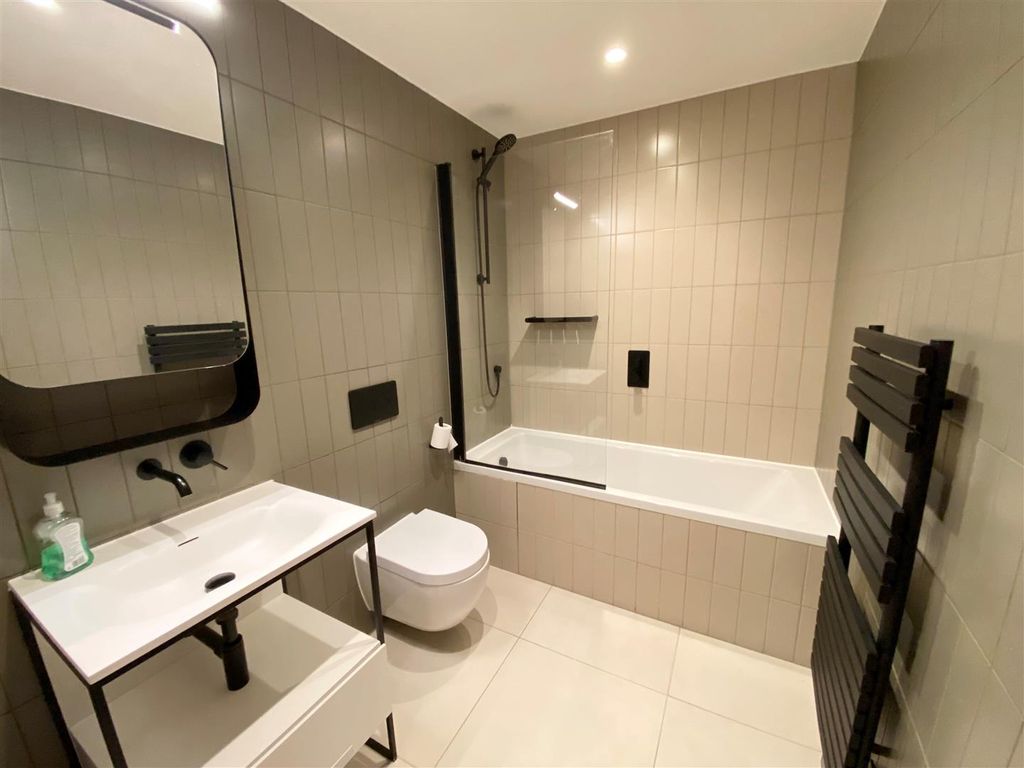 Property photo 1 of 8 Bathroom.Jpg